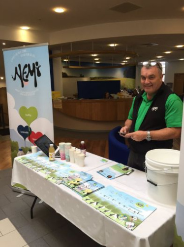 亨德森在宣傳自家牛奶。（英國(guó)《華聞周刊》微信公眾號(hào)“華聞派”）