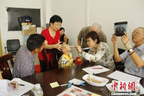 資料圖：新加坡義診團(tuán)為病患義診。