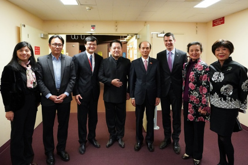 　羅林泉總領(lǐng)事及夫人喬力與國家大劇院副院長李志祥、指揮呂嘉等合影。