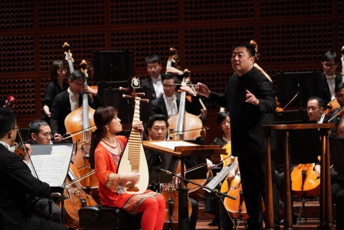 琵琶演奏家吳蠻領(lǐng)銜演奏《琵琶與弦樂隊(duì)協(xié)奏曲》。