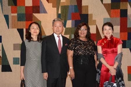 張大使夫婦與納文化部長希馬爾瓦、云南省文化廳王江紅副廳長合影。