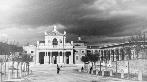 1942年，關(guān)押華僑的格拉薩索集中營——格拉薩索的天主教堂，晚上華僑們就被關(guān)押在圖右的房子里