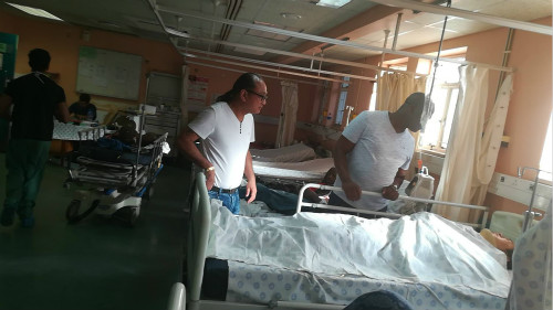 北開普省華人警民合作中心主任與北省CPF秘書長(zhǎng)前往醫(yī)院看望受傷僑胞。