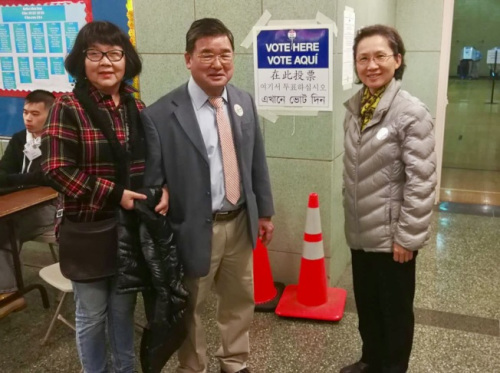 華裔支持者們祝賀顧雅明(中)成功連任。(美國《世界日報》/朱蕾 攝)