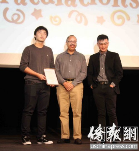 王資逸(左)在飛達文教基金會舉行的頒獎暨慈善捐款活動上領(lǐng)獎。(美國《僑報》/張苗 攝)