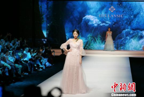 廣東潮州舉辦國際婚紗禮服周，連續(xù)上演十余場婚紗禮服秀，展示中國最新婚紗禮服潮流?！￡悊⑷?攝