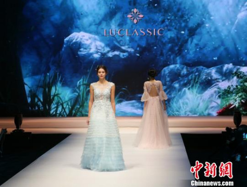 廣東潮州舉辦國際婚紗禮服周，連續(xù)上演十余場婚紗禮服秀，展示中國最新婚紗禮服潮流。　陳啟任 攝