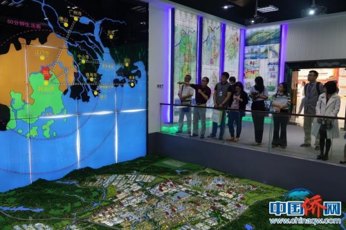 11月9日，中央媒體“走基層·僑鄉(xiāng)行”采訪團(tuán)一行抵達(dá)臺(tái)山工業(yè)新城，了解臺(tái)山作為“珠西戰(zhàn)略”重要節(jié)點(diǎn)的發(fā)展面貌。下午赴新會(huì)，采訪財(cái)富環(huán)保電鍍產(chǎn)業(yè)園，了解江門市參與粵港澳大灣區(qū)建設(shè)情況。記者 周乾憲 攝