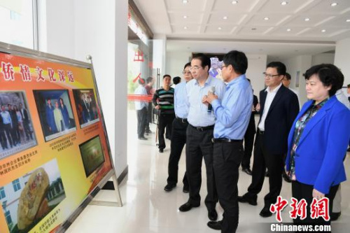 圖為中國(guó)國(guó)務(wù)院僑辦黨組書(shū)記、副主任許又聲(右四)考察牛宅村村部。　王東明 攝