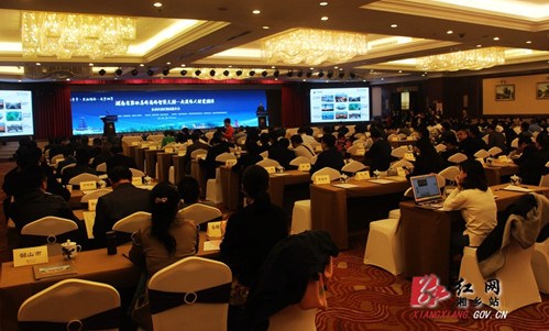 7日，“湖南省第四屆僑商僑智聚三湘——走進(jìn)偉人故里湘潭”縣市區(qū)園區(qū)招商推介上，湘鄉(xiāng)成功簽約兩個項目，簽約資金20億元。