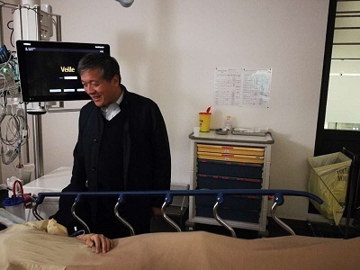 朱立英總領(lǐng)事探望受傷中國(guó)留學(xué)生。（中國(guó)駐馬賽總領(lǐng)事館網(wǎng)站）