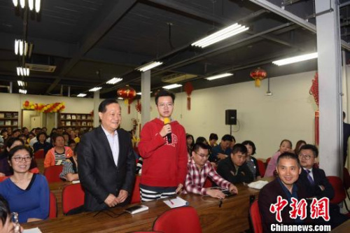 圖為圣保羅華校中文老師向國內(nèi)名師提問?！∧尚?攝