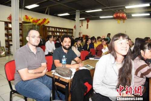 圖為巴西籍老師參加中文教學(xué)課程講座?！∧尚?攝