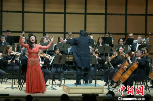 女高音歌唱家孫幗楠獻(xiàn)唱《我愛你，楓葉之國》。主辦方供圖