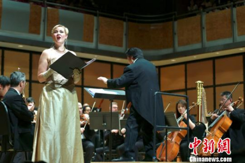 加拿大花腔女高音艾莉森(Allison Cecilia Arends)獻(xiàn)唱無詞協(xié)奏曲《楓林翠鳥》。主辦方供圖