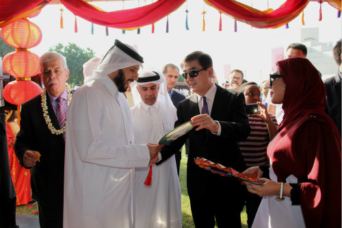 駐卡塔爾大使介紹中國(guó)工藝品。