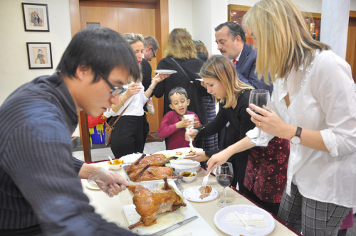 來賓體驗(yàn)中國傳統(tǒng)美食。