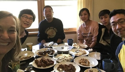 章瑩穎一家和伊大發(fā)言人、翻譯一起吃飯