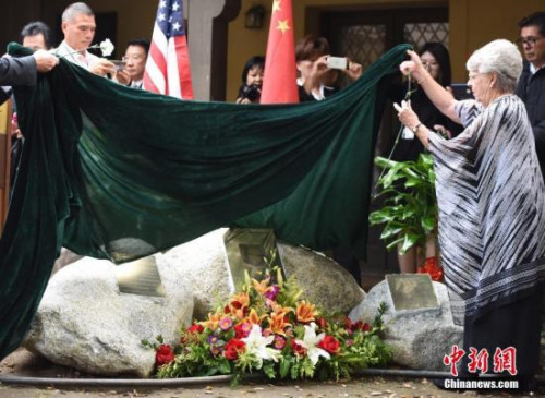 當(dāng)?shù)貢r間11月12日上午，威爾遜醫(yī)生紀(jì)念碑落成典禮在美國加州阿凱迪亞市舉行。中國駐洛杉磯總領(lǐng)館官員、威爾遜家人、美國友好人士、僑學(xué)界代表等數(shù)百人出席揭幕儀式，共同紀(jì)念威爾遜醫(yī)生在侵華日軍南京大屠殺期間的人道義舉。圖為威爾遜醫(yī)生的家人為紀(jì)念碑揭幕。<a target='_blank' >中新社</a>記者 張朔 攝