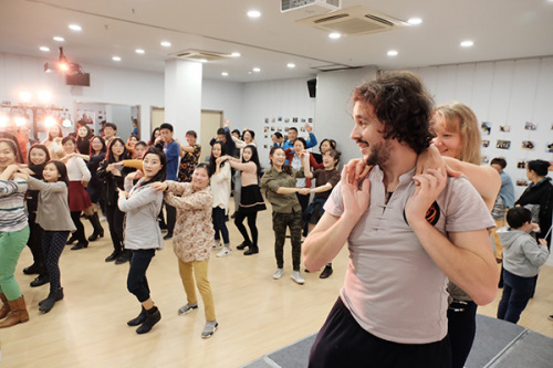 拉丁舞沙龍。