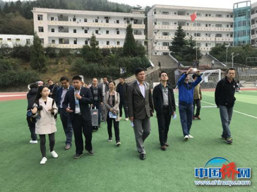 服務(wù)團在望謨縣打易中學調(diào)研?！∪轿木辍z