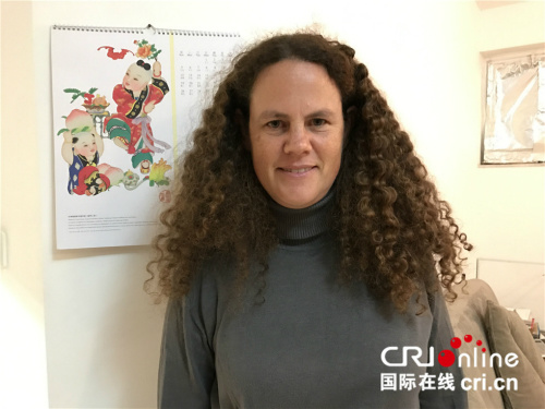 家住耶路撒冷的伊芙琳很喜歡中以合拍紀錄片《中國制造》。(攝影孫伶俐)