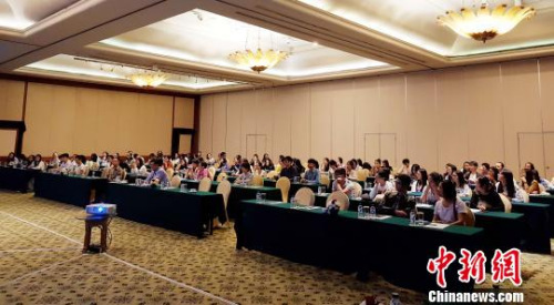 中國駐印尼泗水總領(lǐng)館12日在日惹特區(qū)舉辦2017年“領(lǐng)保進校園”——中國留學(xué)生領(lǐng)事保護與協(xié)助知識講座。圖為中國留學(xué)生認(rèn)真聽講。中國駐印尼泗水總領(lǐng)館供圖