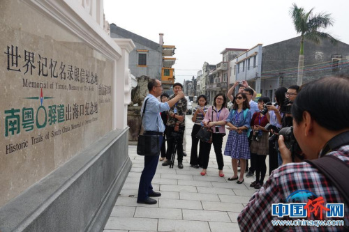 11月9日，中央媒體“走基層·僑鄉(xiāng)行”采訪團(tuán)一行來到江門，參觀梅家大院，聽五邑大學(xué)教授張國雄介紹僑鄉(xiāng)特色建筑文化。記者 周乾憲 攝