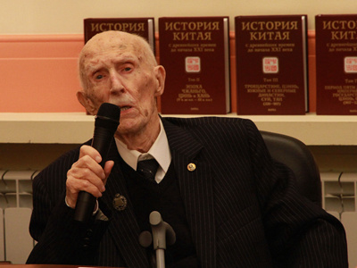 齊赫文斯基院士發(fā)言。