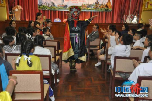 圖為《人偶變臉》表演者與學(xué)生互動(dòng)。林浩　攝