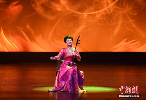 圖為當晚演出的二胡獨奏《秦腔主題隨想》。 <a target='_blank' >中新社</a>記者 張朔 攝