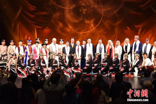 圖為演出結(jié)束后，中美雙方代表同演員合影。 <a target='_blank' >中新社</a>記者 張朔 攝