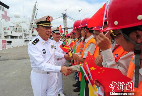 “和諧使命-2017”任務(wù)指揮所領(lǐng)導(dǎo)與前來(lái)歡送的中資機(jī)構(gòu)員工握手告別?！〗?攝