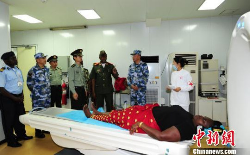 11月10日，莫桑比克總參謀長(zhǎng)梅內(nèi)特上將參觀中國(guó)海軍和平方舟醫(yī)院船?！〗?攝