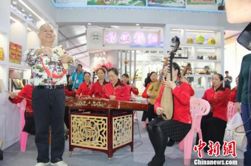 竹板表演 溫竹蘭 攝 竹板表演 溫竹蘭 攝