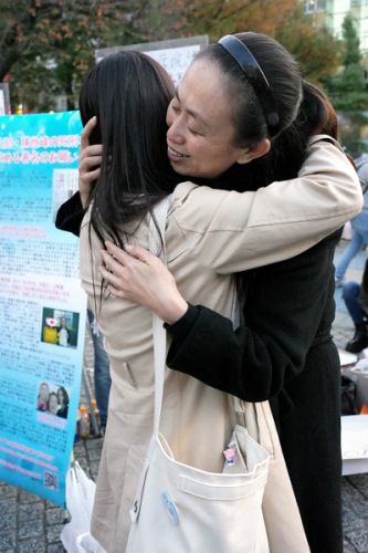 江秋蓮（右）落淚（日本《中文導(dǎo)報》）