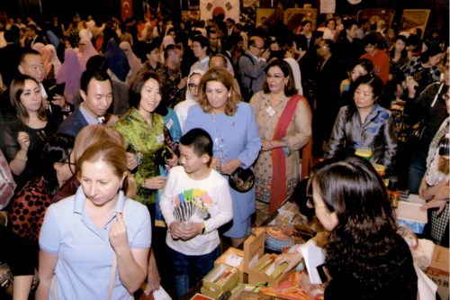 劉永鳳臨時代辦陪同埃及外長夫人參觀中國展臺。