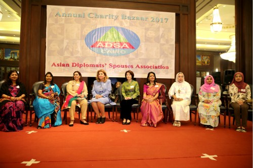 埃及外長夫人和亞洲外交官夫人協(xié)會成員代表合影。