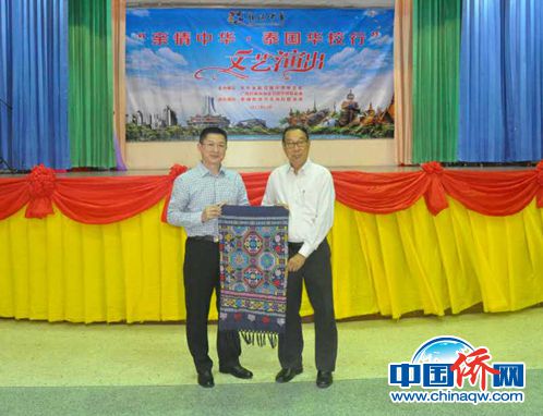 圖為賓主雙方互換禮品。林浩 攝