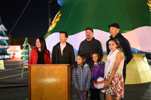 查立友副總領(lǐng)事與嘉賓合影。