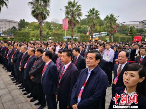 第十一屆海峽兩岸茶業(yè)博覽會11月15日——18日在福建武夷會山舉行。來自印度、斯里蘭卡、馬來西亞、日本、韓國等國家及港澳臺兩岸三地茶葉企業(yè)或代理商參展并與會 陳偉 攝