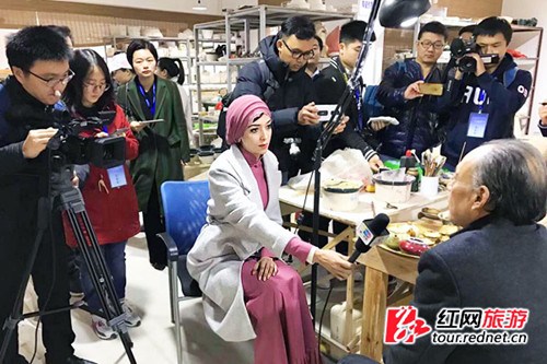 11月14日，來自8個國家的16名記者在長沙“銅官國際陶藝村”采訪非遺傳人。何超 攝