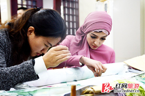 在湘繡研究所當(dāng)起“繡娘”，體驗了一次湘繡。你可能覺得她有點面熟，因為在十九大召開期間，她出現(xiàn)在了湖南代表團媒體開放日上，收獲了一大票湖南“粉絲”。