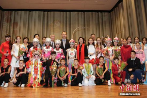 當(dāng)?shù)貢r間11月14日晚，“中華文化大樂園——優(yōu)秀才藝學(xué)生交流團”文藝演出在美國費城賓州大學(xué)Irvine大禮堂上演，當(dāng)?shù)厝A人華僑相聚一堂觀看演出。圖為代表團團長、中國國僑辦司長邵蜀望與中國駐紐約副總領(lǐng)事邱艦等與演職人員合影。<a target='_blank' >中新社</a>記者 廖攀 攝