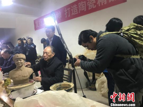 外媒采訪國家級非物質(zhì)文化遺產(chǎn)“長沙銅官窯燒制技藝”傳承人譚異超?！「奠?攝