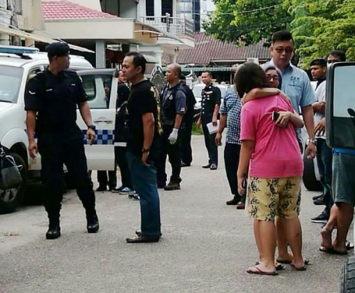 親友聞訊抵達(dá)現(xiàn)場后抱頭痛哭，場面哀傷。（馬來西亞《詩華日報(bào)》）