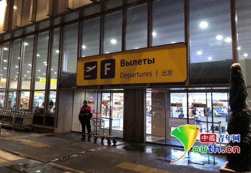 機場所有指示牌都添加了中文標識。中國青年網(wǎng)記者陳琛 攝