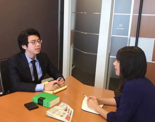 TMI律師事務所日本律師劉奔(左)接受采訪。(日本《東方新報》)