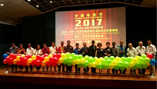 梁總領(lǐng)事和主禮嘉賓等共同為電影節(jié)揭幕。