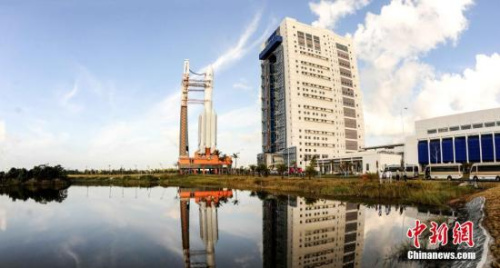 資料圖：長(zhǎng)征五號(hào)運(yùn)載火箭在中國(guó)文昌發(fā)射場(chǎng)垂直轉(zhuǎn)運(yùn)至發(fā)射區(qū)。 孫浩 攝